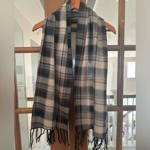 Elegant Plaid Scarf in Black and Cream